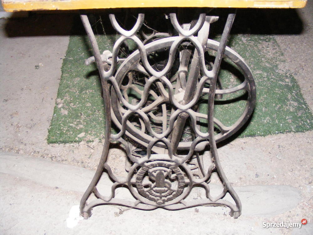 Stara maszyna do szycia Naumann na podstawie mas