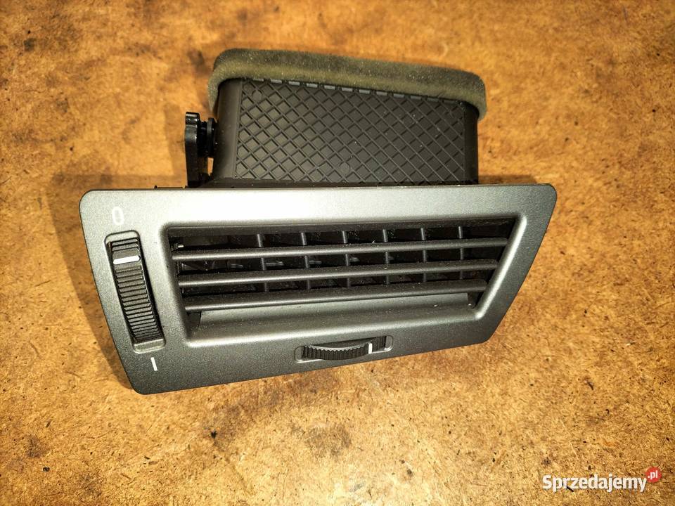 Kratka nawiewu deski rozdzielczej lewej stronie Kratki nawiewu Poręba sprzedam