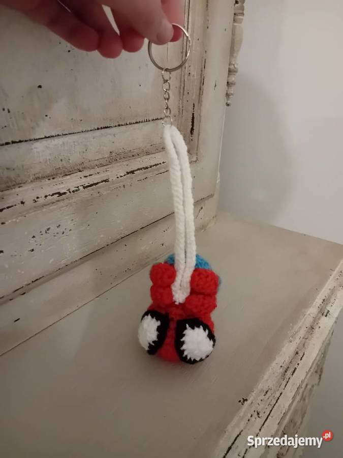 Breloczek spiderman na szydełku szydełkowy Sieradz