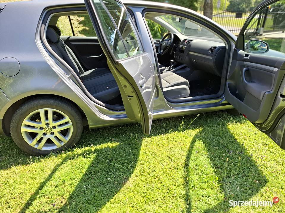 Volkswagen Golf 5 16 MPI piękny egzemplarz Libusza