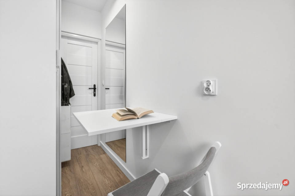 Nowoczesny pokój z prywatną łazienką obok