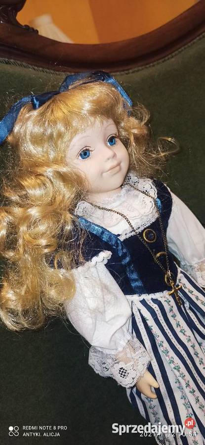 Lalka z kokardą we włosach i krzyżykiemLalka pomorskie Gdańsk