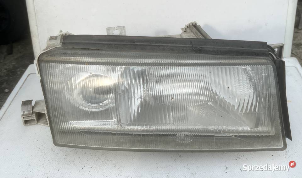 Lampa prawa przód Skoda Octavia I osobowe wielkopolskie Ostrzeszów