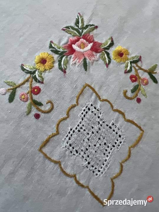 Obrus ręcznie haftowany różyczki biały Wyposażenie wnętrz Zabrze