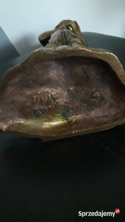 Figurka rzeżba z brązu chłopca sygnowana XIX XX lubelskie Janów Lubelski