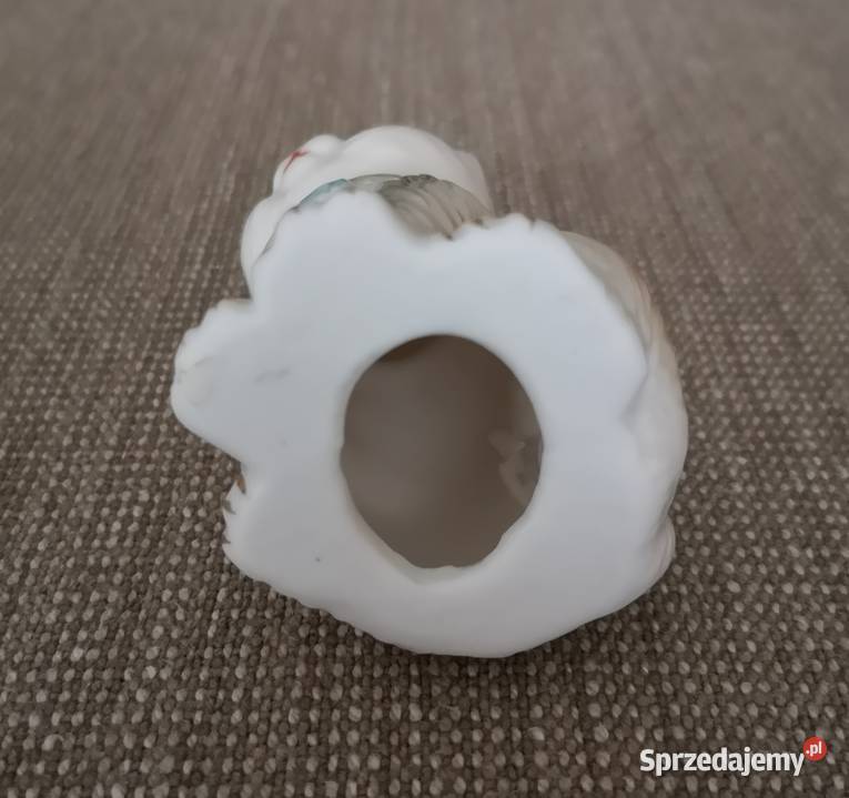 Porcelanowy kotek w kapeluszu