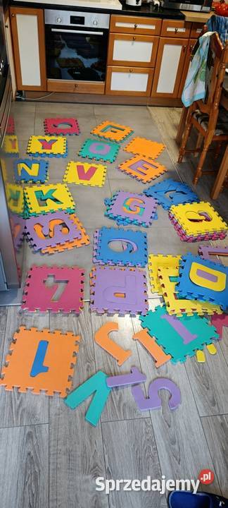 piankowa mata edukacyjna z puzzlami litery i
