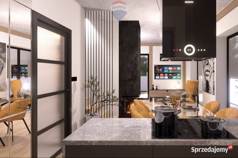 Dom jednorodziny z wiatą w otoczeniu lasu i