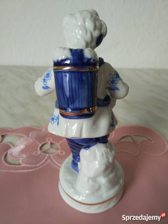 Figurka z porcelanychłopiec z winogronami Ropa