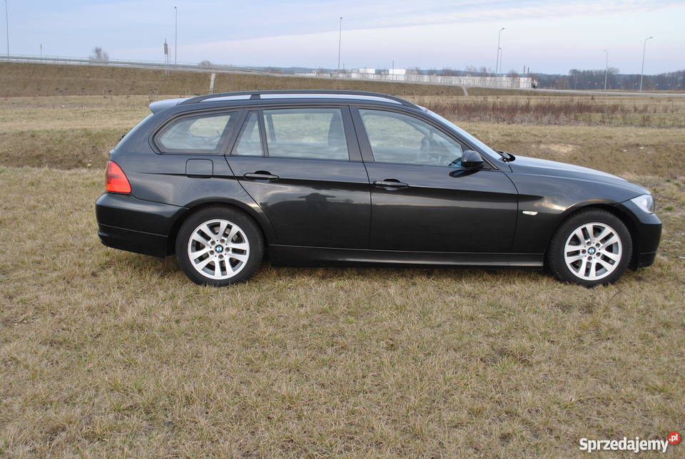 BMW czarne kombi 2007 r 120KM