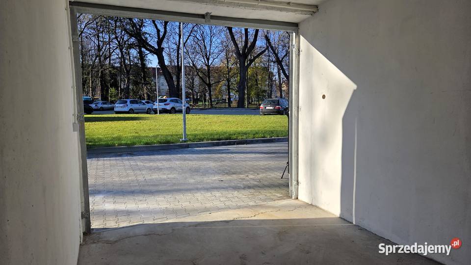 Garaż na terenie zamkniętym oświetlonym i 17.3m2 sprzedam