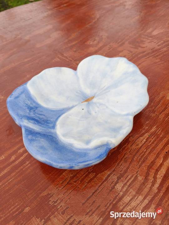 Ceramiczna piękna miseczka o wyglądzie kwiata z Antyki Wrocław