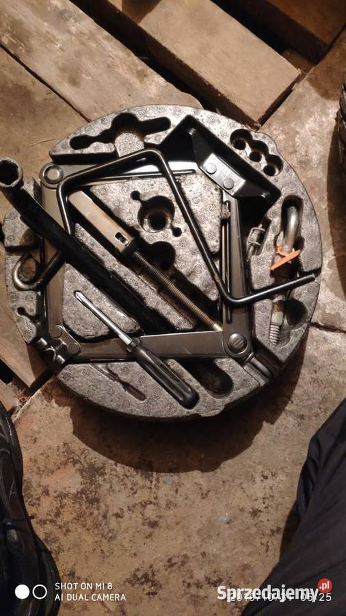 Koło zapasowe z kluczami Dzierżoniów