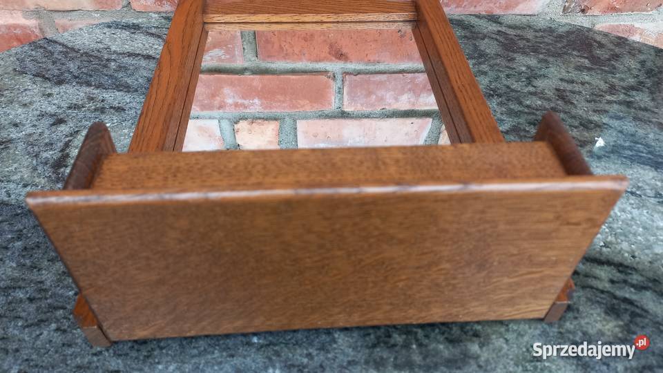 Lustro w drewnianej ramie ze szkatułką schowkiem Gawroniec