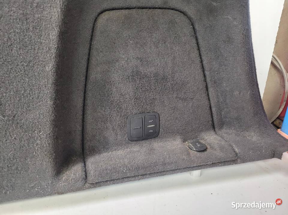 BOCZEK BAGAŻNIKA PRAWY AUDI Q7 4L 4L0863880AA Przystajń