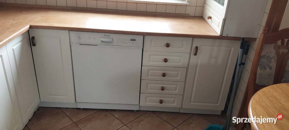 Białe drewniane meble kuchenne z blatem zabudowa pomorskie Gdynia