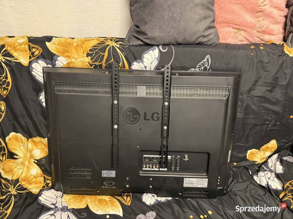 Telewizor LG 32LC52 sprawny z uchwytem na ścianę