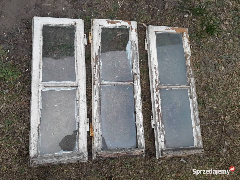Trzy stare małe podwójne okienka zabytek retro Dąbrowa Górnicza