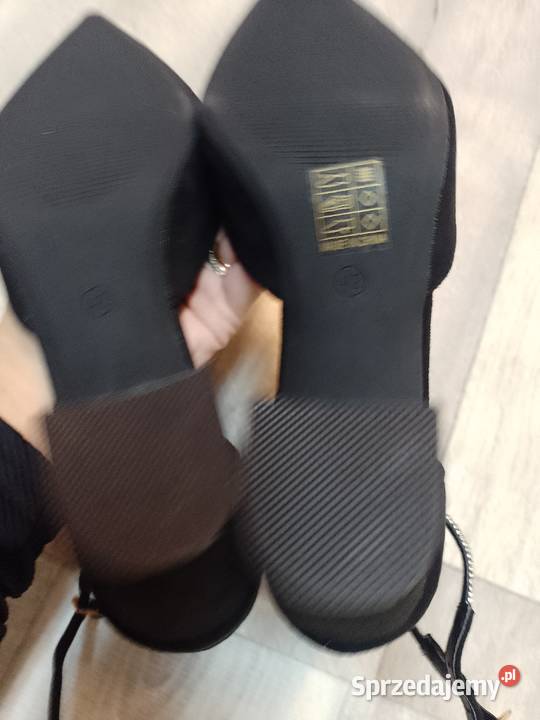 42 Czarne bogato zdobione czółenka wieczorowe z Kraków