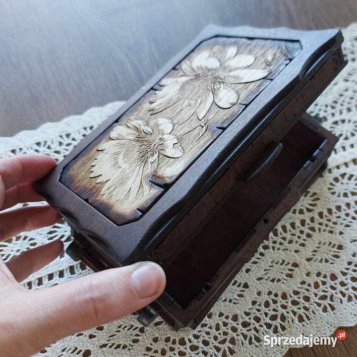 Drewniana Szkatułka z Rumiankami Tworkowa