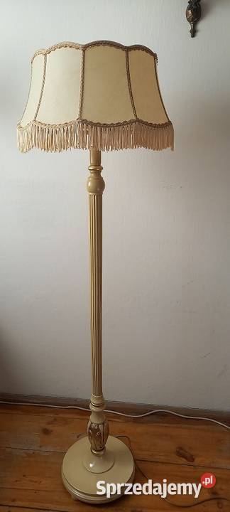 Elegancka drewniana lampa podłogowa w stylu