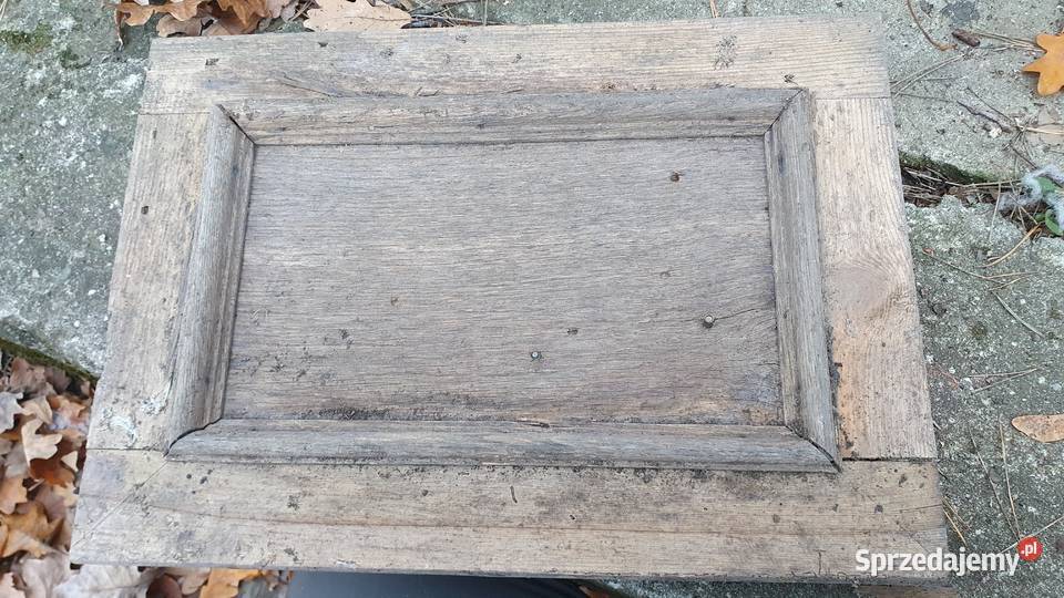 Drewniane drzwiczki z zasuwką do ula kurnika