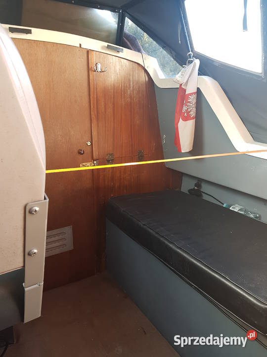 Łódź motorowa kabinowa