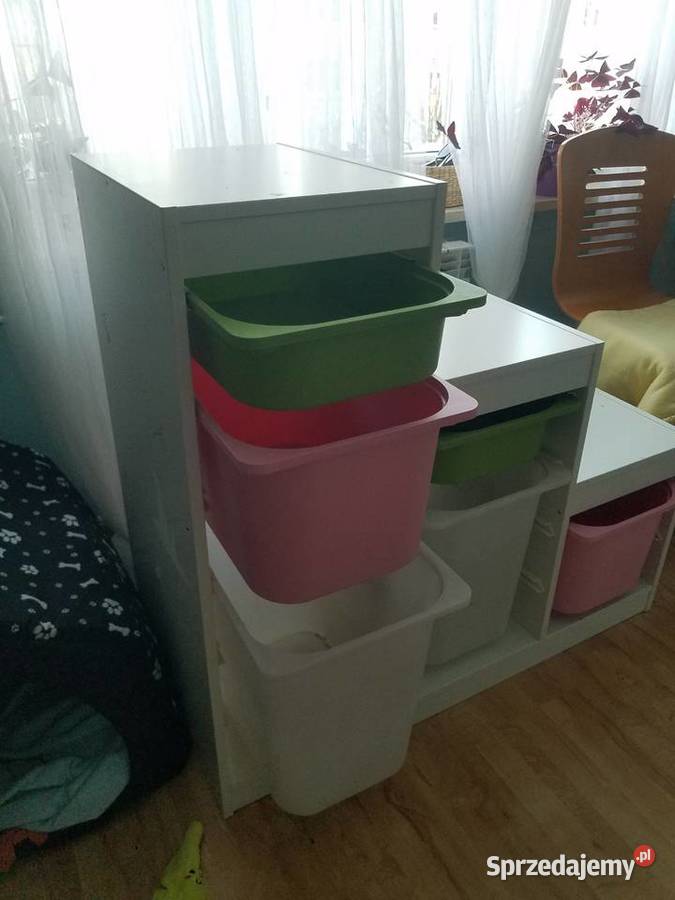 Biała szafka z kolorowymi schowkami Kłobuck
