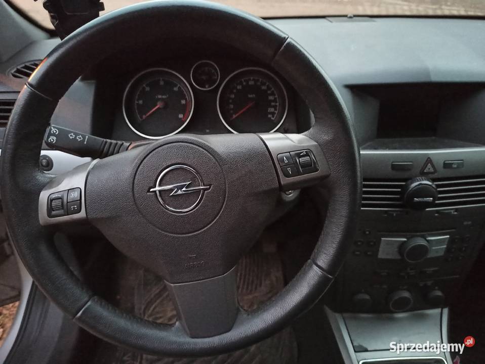 Uszkodzona Astra III kombi 1686cm3