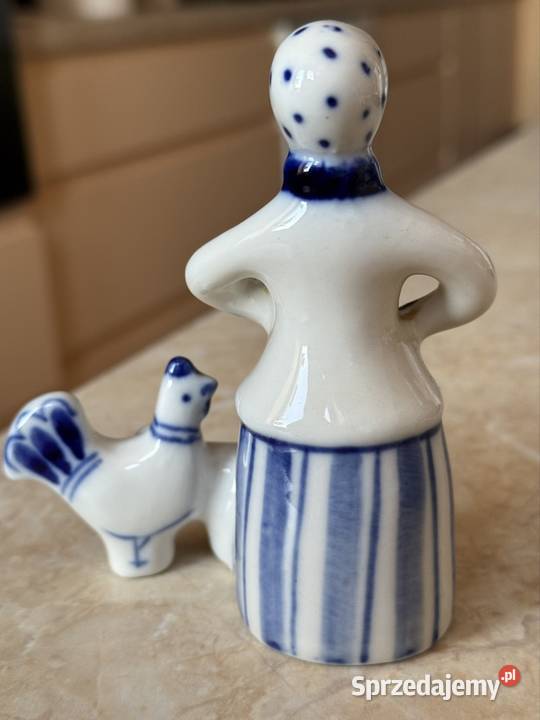 Figurka kobieta karmiąca kurę podkarpackie Mielec