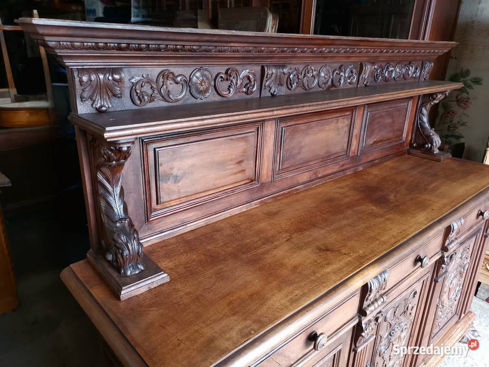 Komodapomocnik i kredens neroenesans