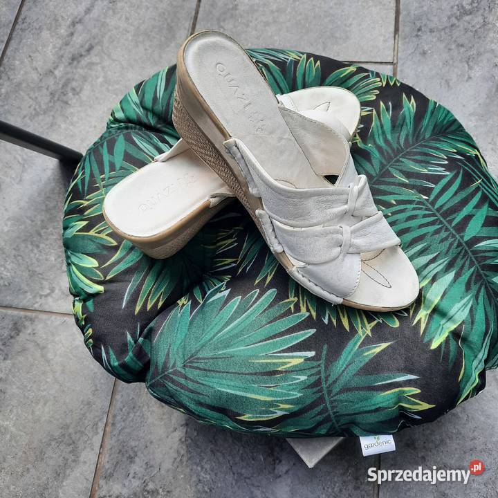 Białe klapki ze skóry naturalnej firmy Quazi Wrocław