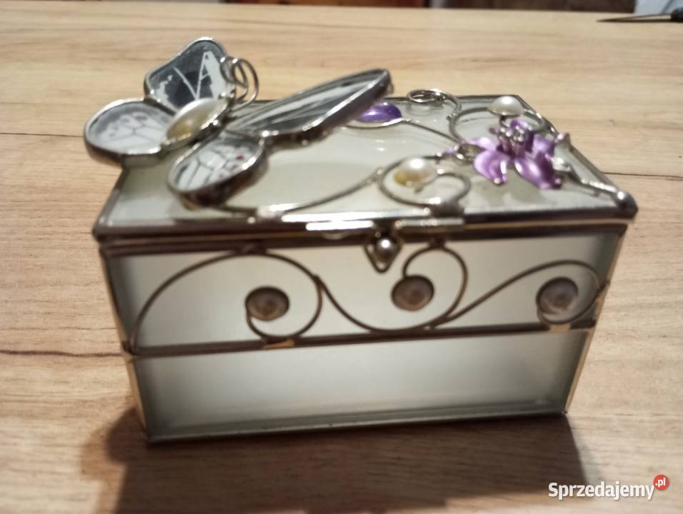 Piękna szklana szkatułka
