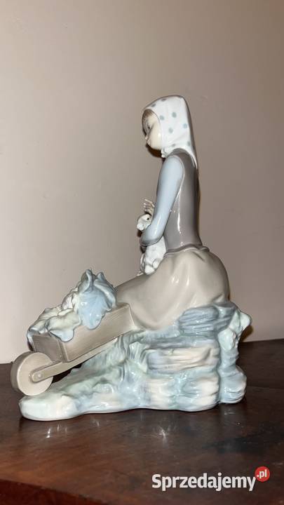 Figurka Dziewczyny z owieczką i taczką pełną