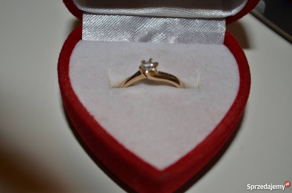 Pierścionek z brylantem