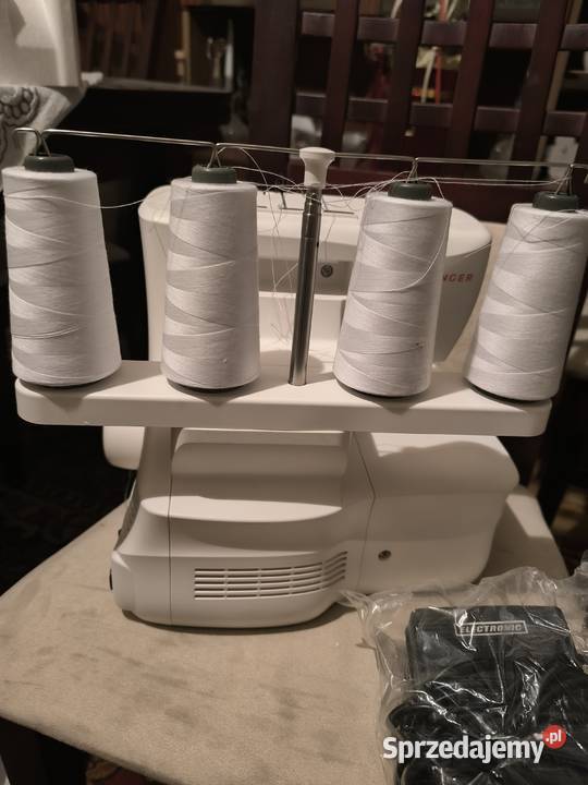 Maszyna z owerlokiem firmy Singer Kępno