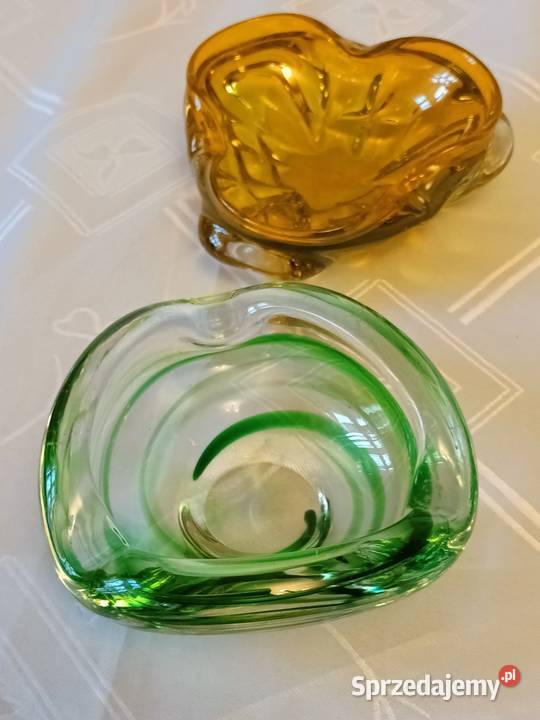 Komplet ładnych popielniczek sprzedam