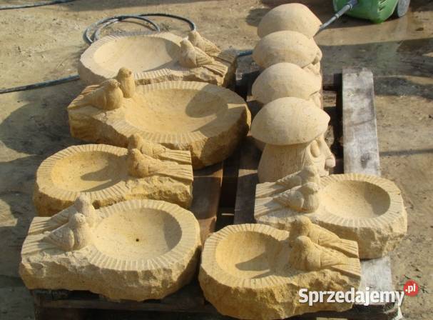 Ręcznie wykute poidło z dwoma ptaszkami z Kamienna Góra