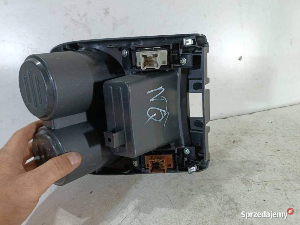 SCHOWEK TUNELU UCHWYT NA KUBKI NISSAN QASHQAI osobowe