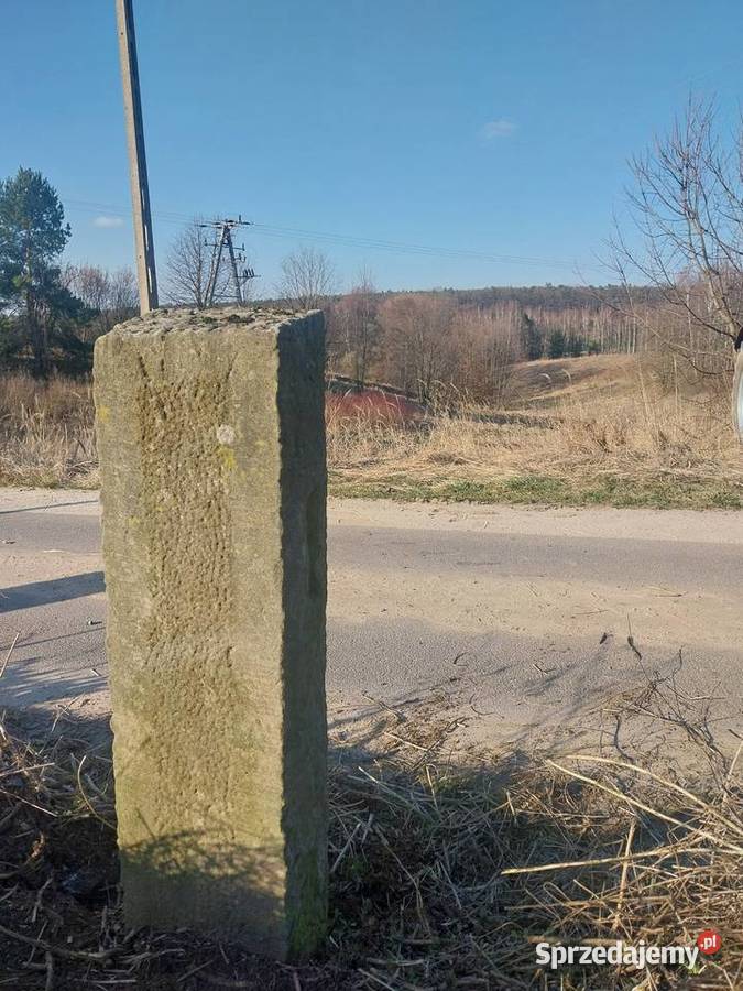 Antyczne słupy ogrodzeniowe z piaskowca