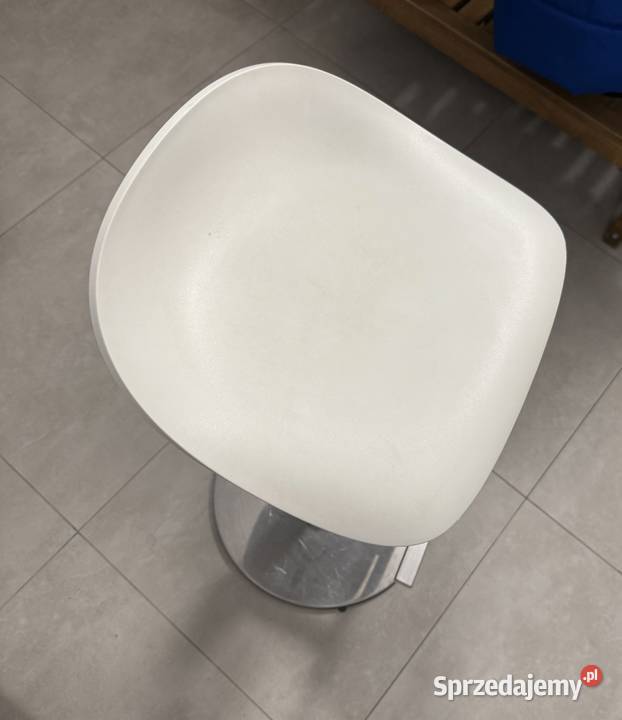 Białe krzesła Janówka