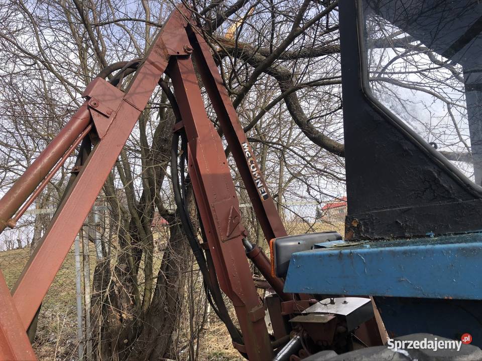 niebieski ciągnik fiat