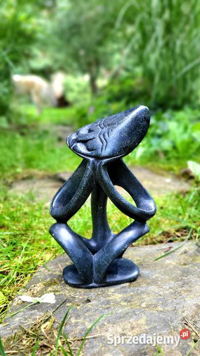 Myśliciel rzeźba z kamienia czarny Lębork