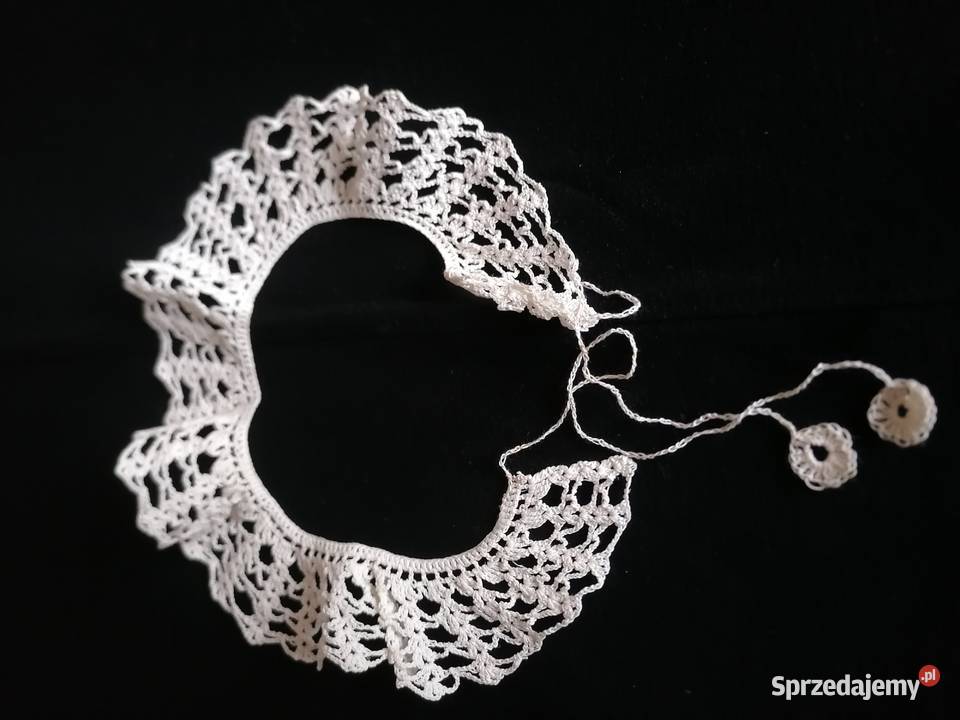 Kołnierzyk szydełkowy z białych niciRękodzieło