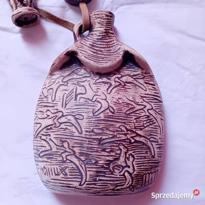 Ceramiczna karafka ze zdobieniami o tematyce