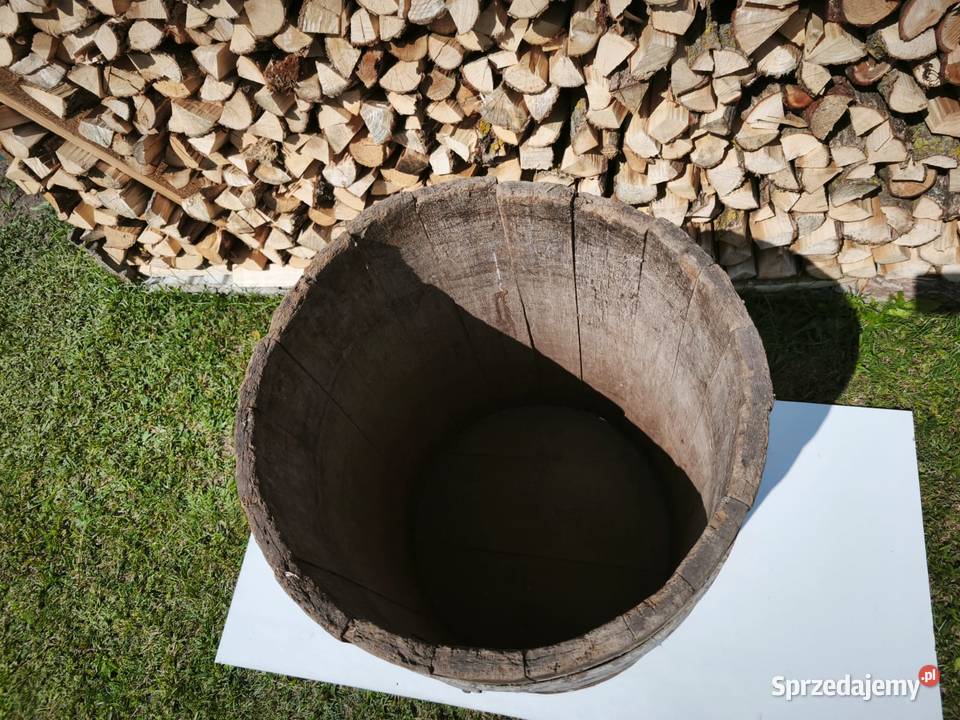 Zabytkowa drewniana beczka dębowa