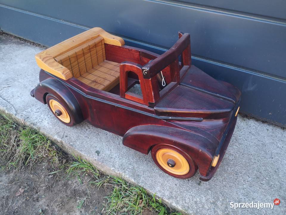 Duży drewniany samochód Aleksandrów Łódzki