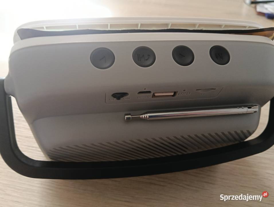 To jest to głośnik bluetooth i ma radio też jest Elektronika sprzedam