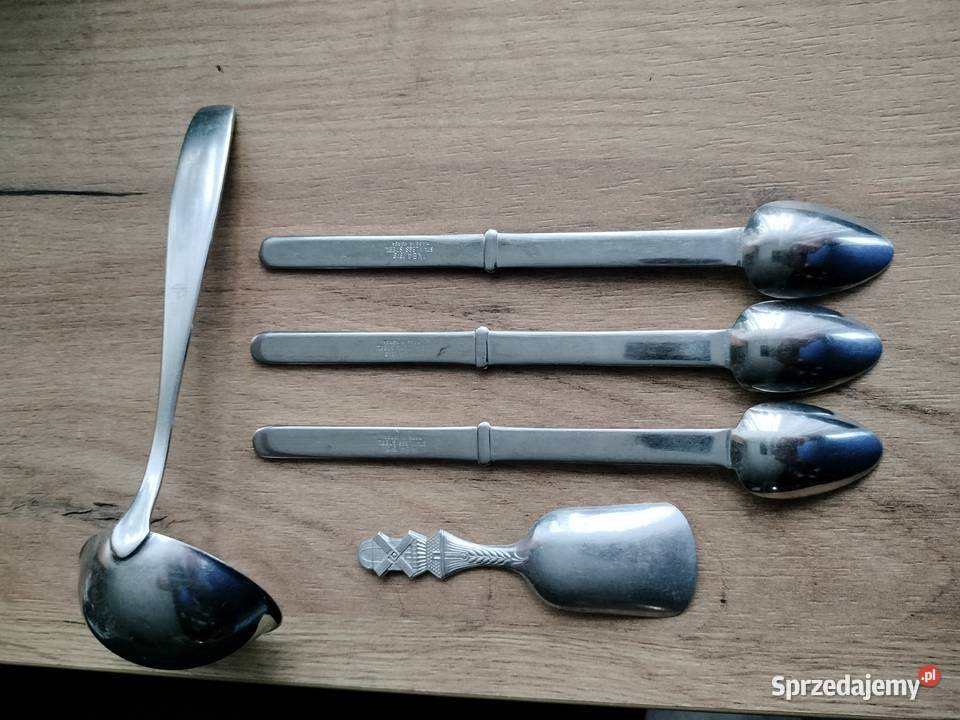 Metalowe łyżeczki i mała nabierka do sosów