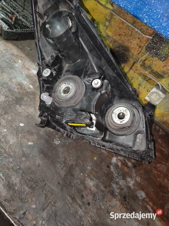 lewa lampa na części pęknięta obudową z Toyota Terebiń